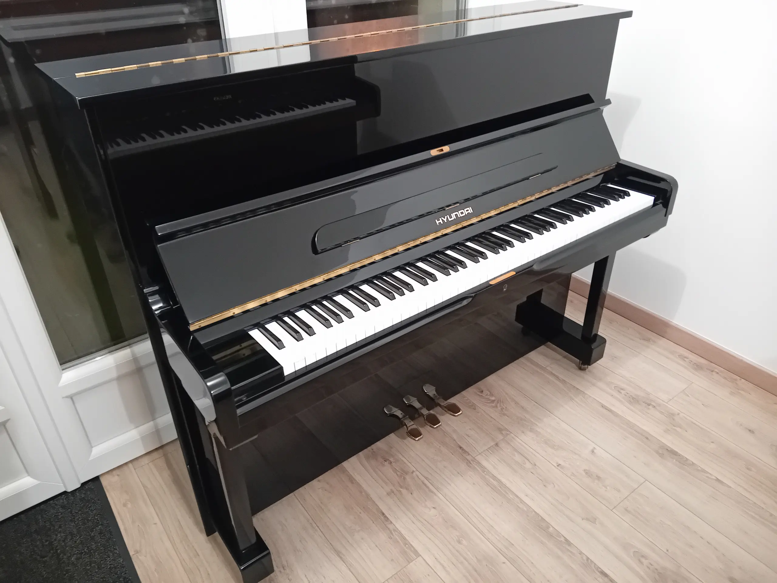 Piano droit Hyundai U835 de 121 cm, révisé